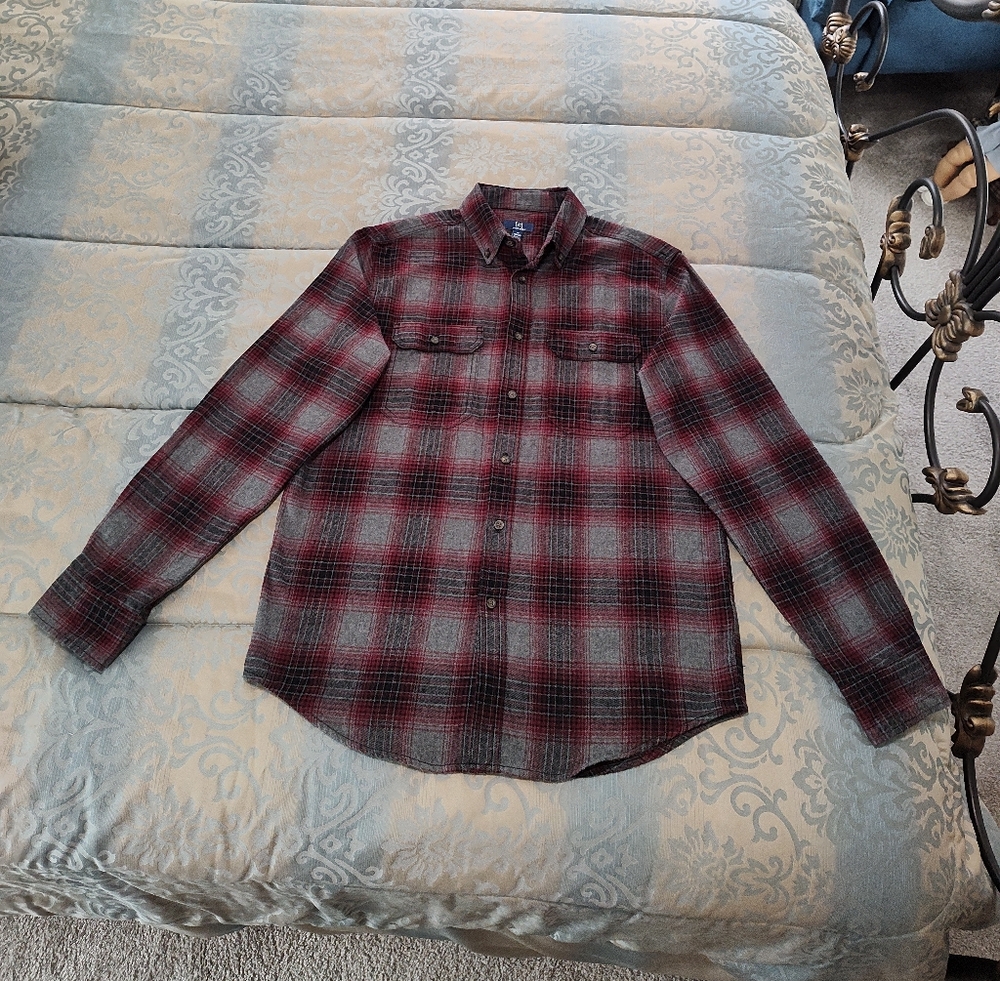 George Men's Gray/Red/Black Plaid Flannel Shirt, EUC, Size M